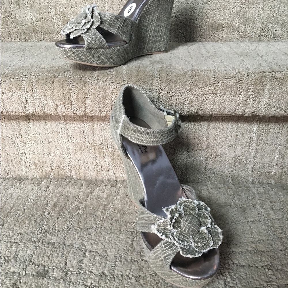 Sbicca wedges - textured fabric - NEW